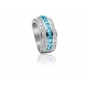 Zinzi ezüst gyűrű közepén négyzet alakú (világos kék) kristállyal a szélén pedig fehér kristályokkal díszített.